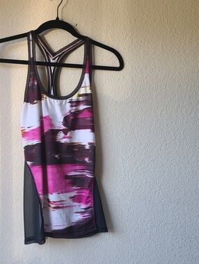 #23 Lululemon Women's Pink & White Performance Tank Top with Mesh Panels Size 6
